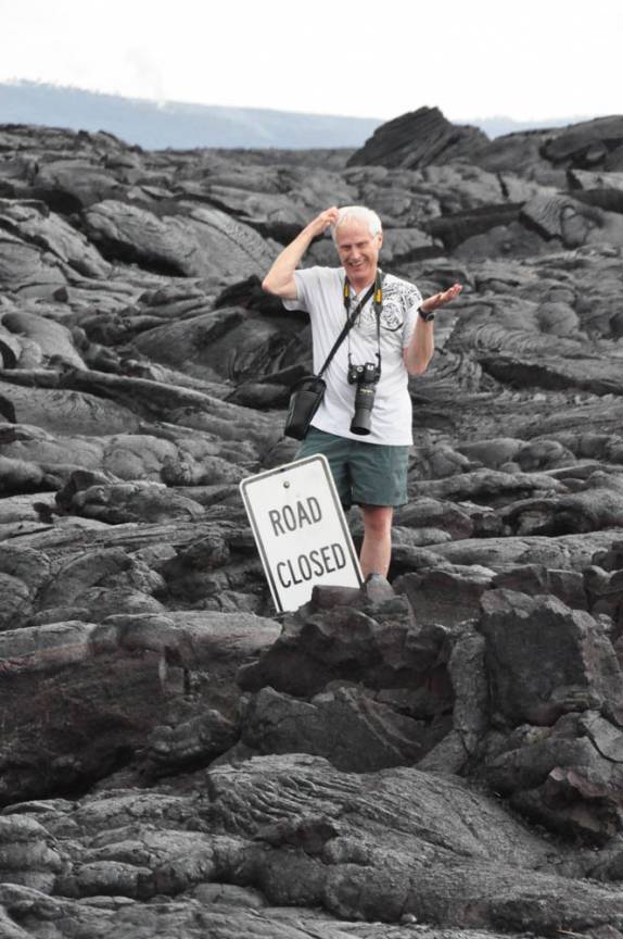 O turista parece achar que a placa não era necessária... (Chain of Craters Road, em Volcano, na Big Island, no Havaí)